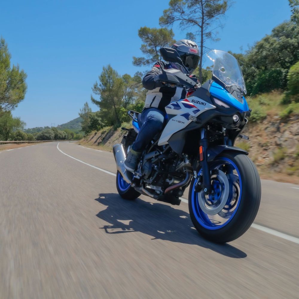 Suzuki SV-7GX fahrend in Blau-Weiß in Schräglage