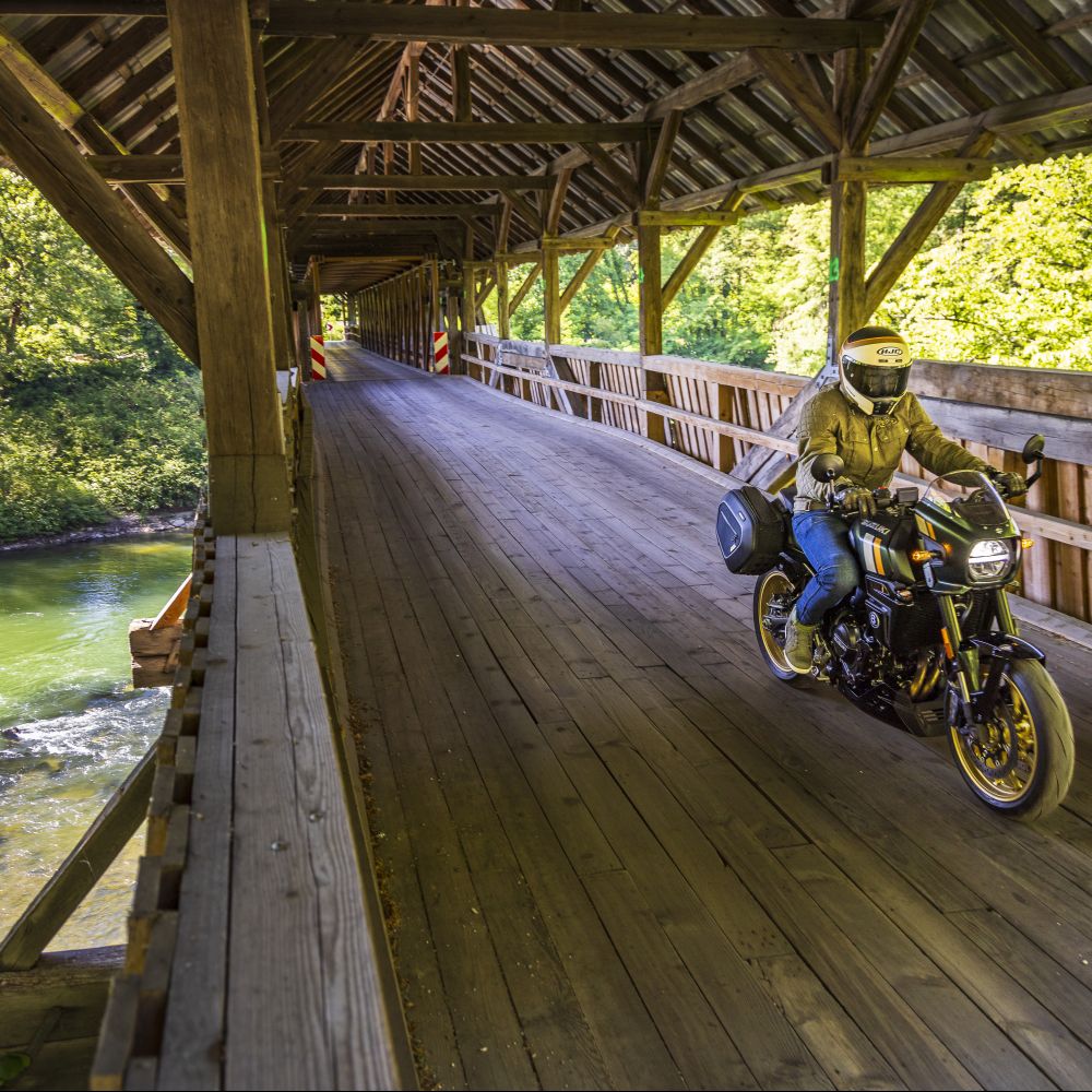 Weekend-Reise Slowenien in Motorradmagazin 6/26 mit Fahrt auf einer Holzbrücke über die Save