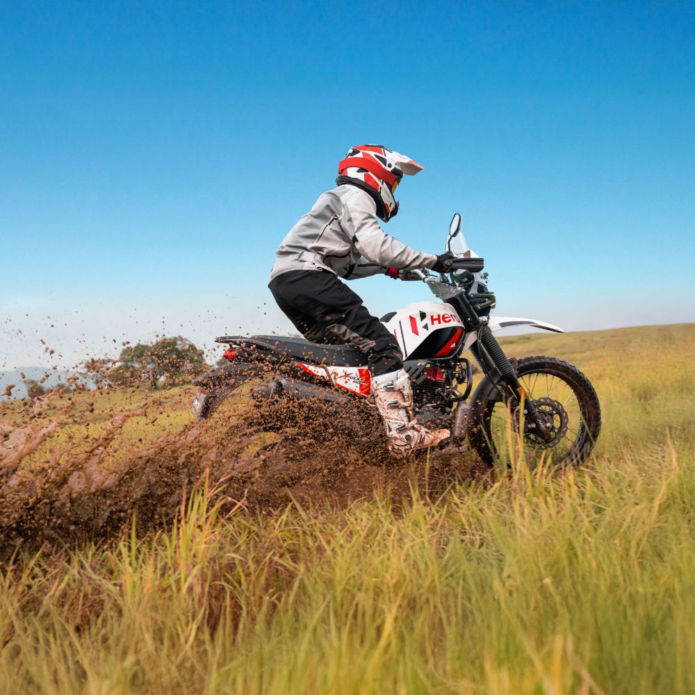 Hero XPulse 200 4V Pro fahrend offroad