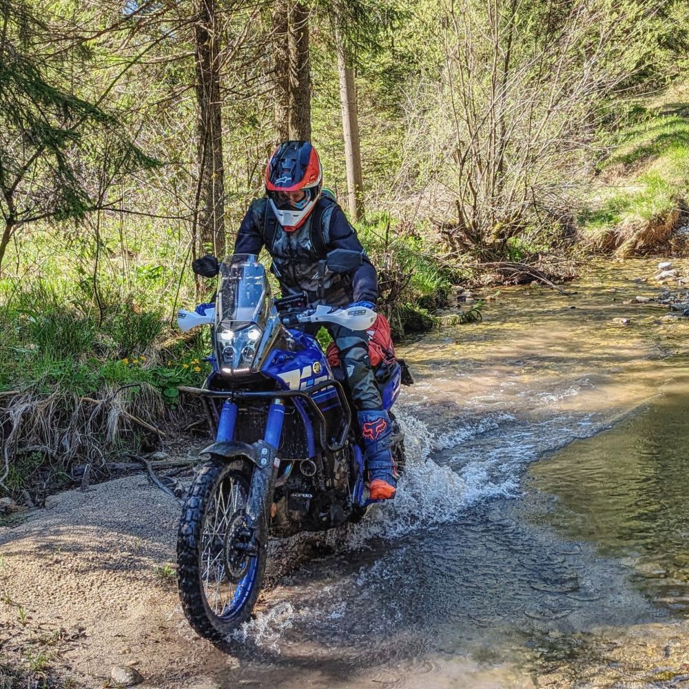 Weekend-Reise TET-Slowenien in Motorradmagazin 7/26 mit Wasserdurchfahrt