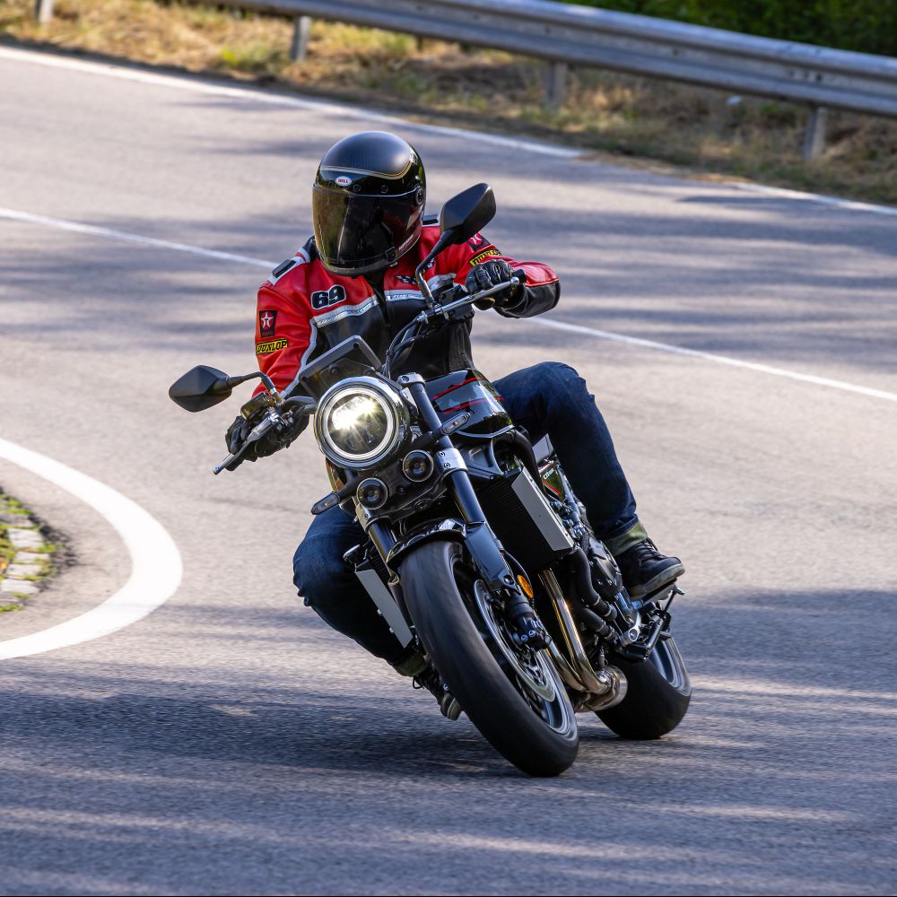 Honda CB1000F 2026 in Schräglage von vorne