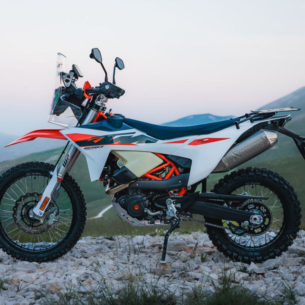 KTM 690 Rally 2027 stehend seitlich