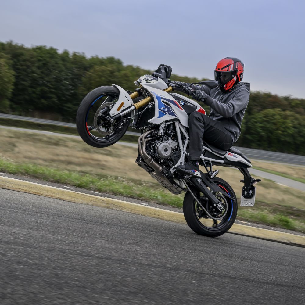 BMW F 450 R mit Wheelie von der Seite