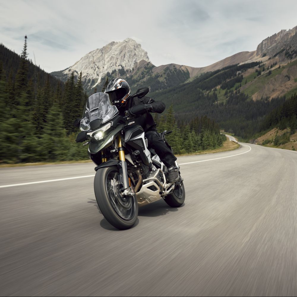 Triumph Tiger 1200 Rally Pro Modelljahr 2027 fahrend in Schräglage von links nach rechts