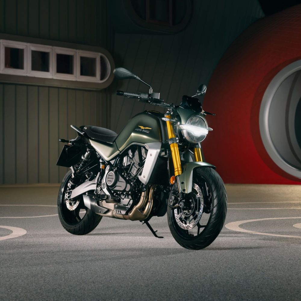 Die neue Moto Guzzi The Trip stehend schräg von vorne in Grün