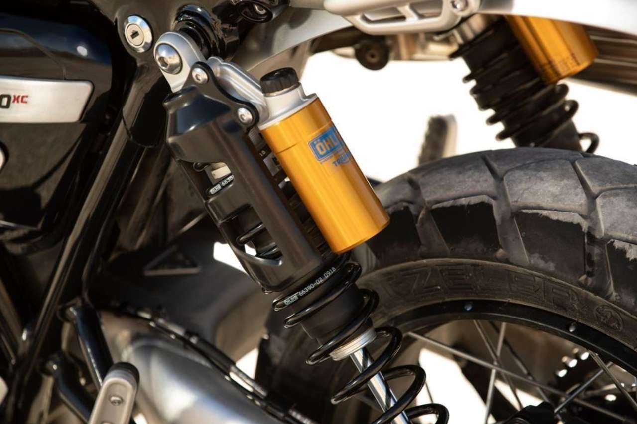 Öhlins-Federbeine an beiden Modellen, 45- und 47-Millimeter-Showa-Gabel an XC bzw. XE.