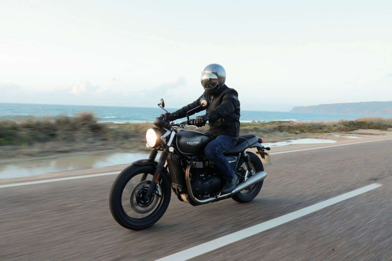 Triumph Street Twin 2019 am Strand von Portugal. Sanfte Klänge bei starkem Seegang.