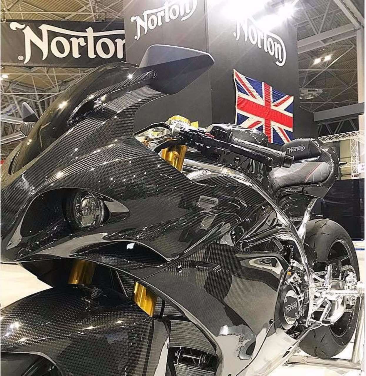 Die neue Norton Superlight wurde im Stil dem V4-Superbike der Marke nachempfunden. Preislich trennen die beiden aber rund 20.000 Euro.