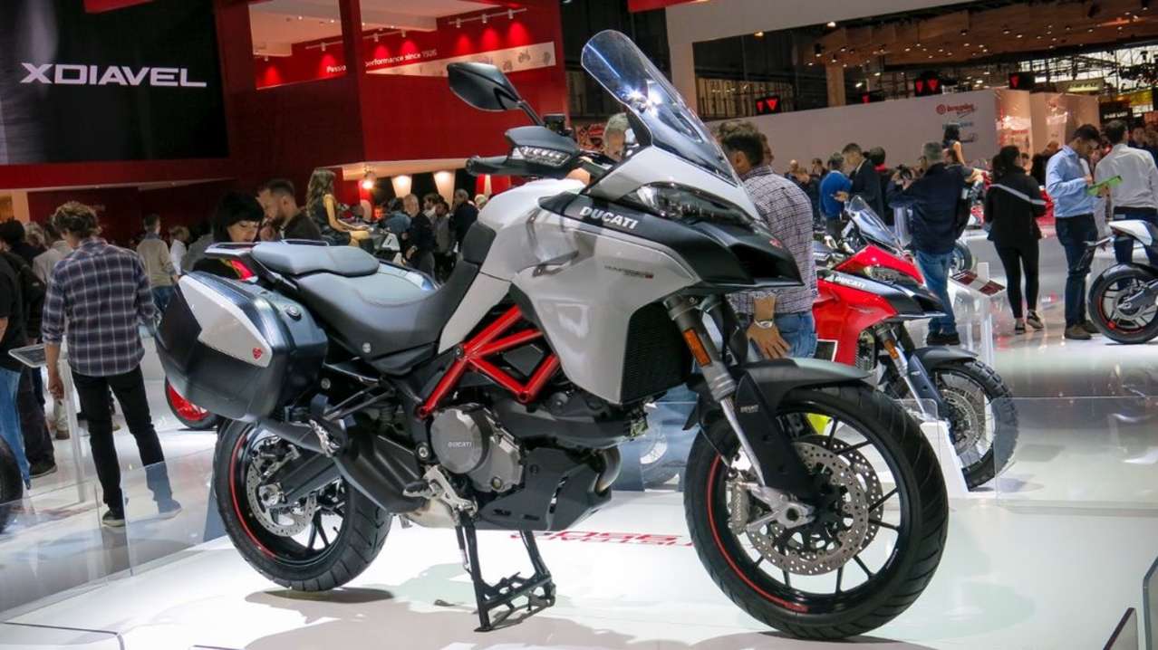 Technologie-Schub für die Ducati Multistrada 950; außerdem erhält die Mittelklasse-Reiseenduor auch eine S-Version zur Seite gestellt, die fast alle Stückeln spielt: elektronisches Fahrwerk, TFT-Bildschirm etc.