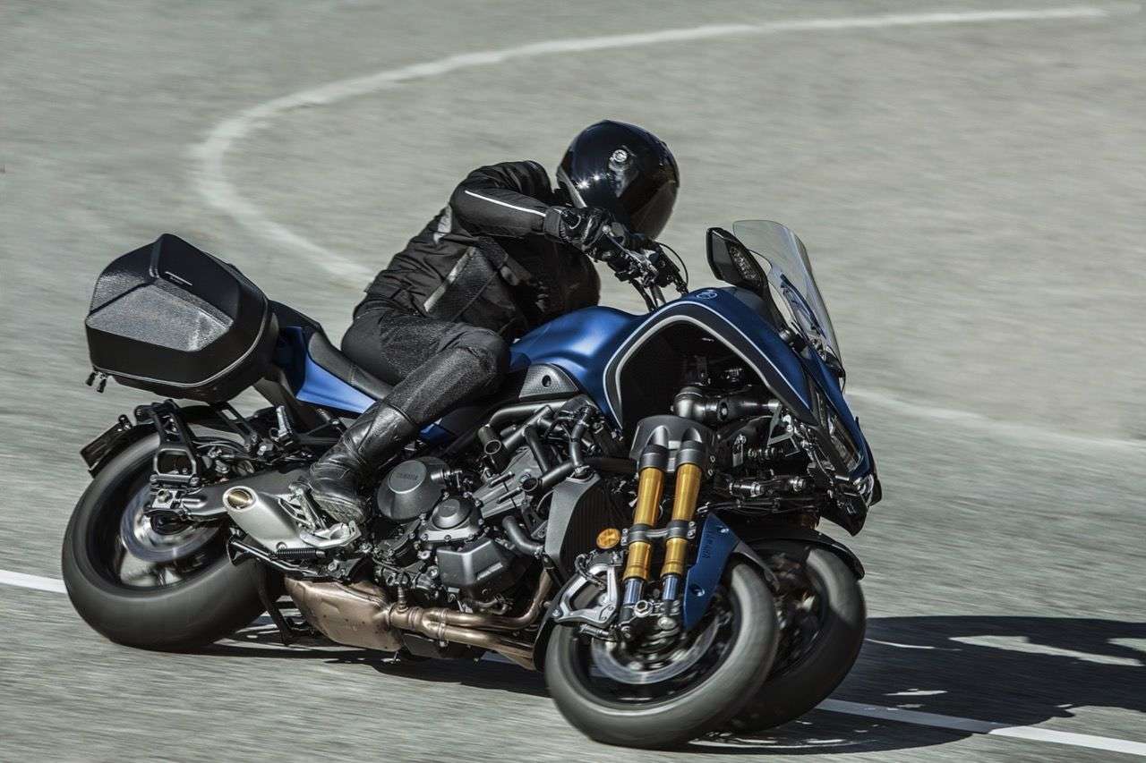Jetzt mit hoher Scheibe und Seitenkoffern: die neue Yamaha Niken GT.