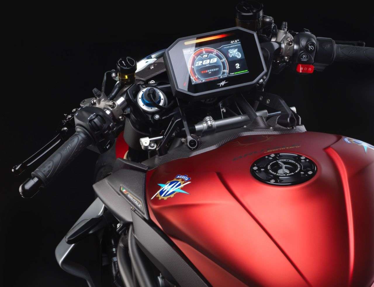 Normalerweise taugen uns TFT-Bildschirme, bei der MV Agusta Brutale 1000 Serie Oro sind wir uns da nicht so sicher ... die Oberfläche sieht aber sehr fein aus. Das Naget Bike ist übrigens keineswegs ein Single Seater: Statt der Carbon-Abdeckung (rechts, wird mitgeliefert), kann man einen Sattel für mutige Beifahrer montieren.