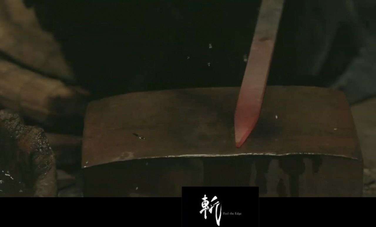 Szenen vom Schwertschmieden und der Spruch "Feel the Edge" deuten stark auf die neue Katana hin.