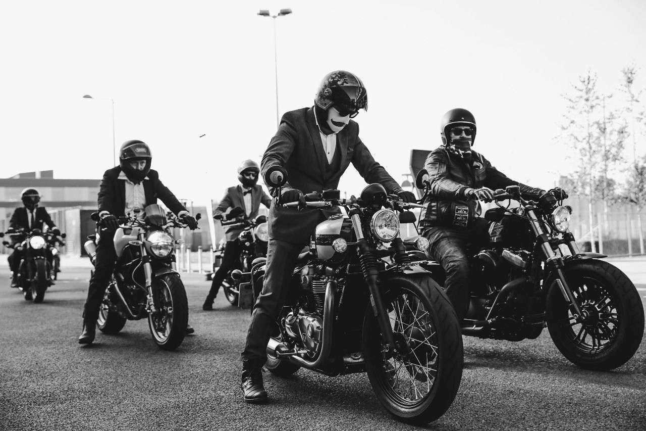 Man muss nicht in schwarz-weiss erscheinen, aber gut gekleidet auf einem klassischen Bike.