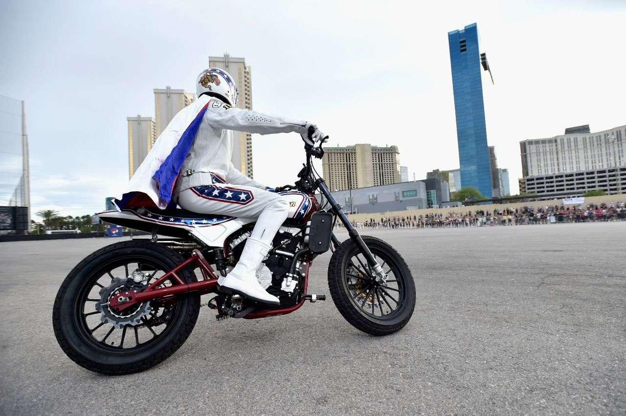 Die Aufmachung sieht aus wie Knievels Kostüm vor 50 Jahren, doch das Motorrad ist neu: Indian Scout FTR750.
