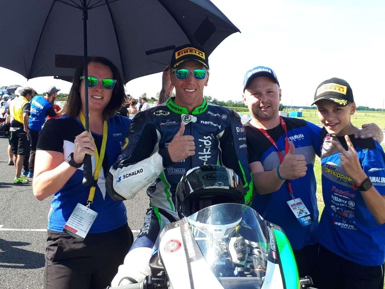 Mit einem starken Team und einem großen Herz startet der "Racer4Kids" in der dritten Saison in der Superbike-Klasse.