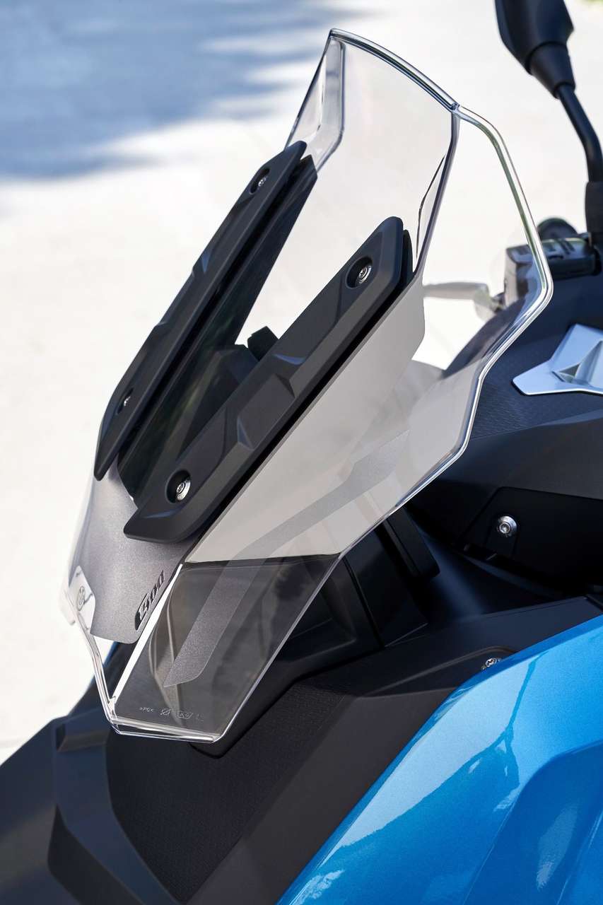 Der serienmäßige Windschild des BMW C 400 X ermöglicht Jethelmfahren bis rund 100 km/h, darüber empfiehlt sich ein Helmvisier – oder ...