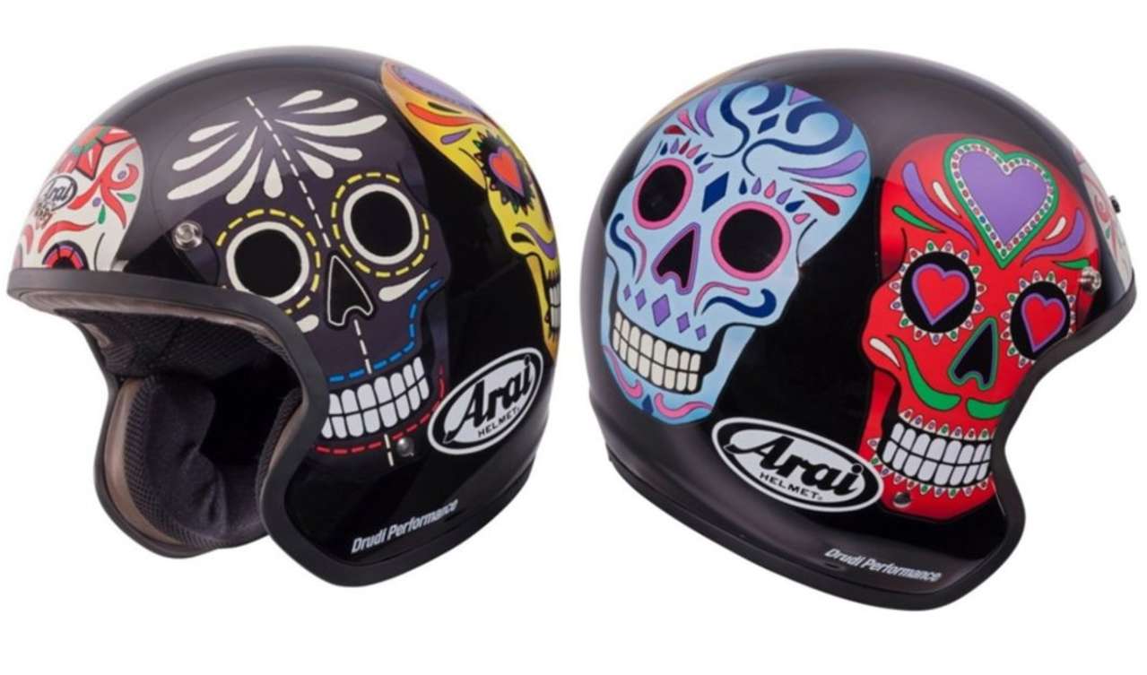 Arai Freeway Classic Skull: Vielleicht inspiriert vom mexikanischen Fest der Toten, wie am Anfang von James Bond "Spectre".