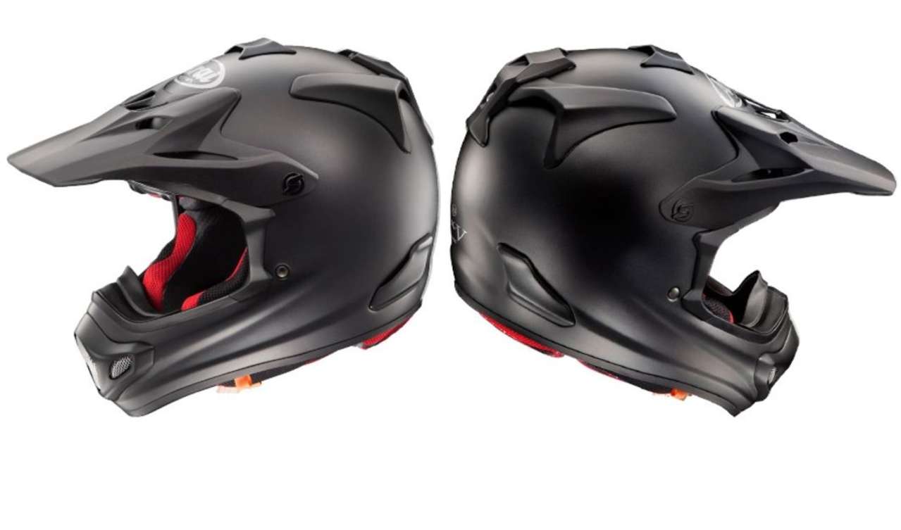 Arai MX-V Frost Black: Ein Helm, der kein Dekor braucht, um gut auszusehen. Der mattschwarze Lack und die roten Wangenpolster erinnern an einen teuren Sportwagen.