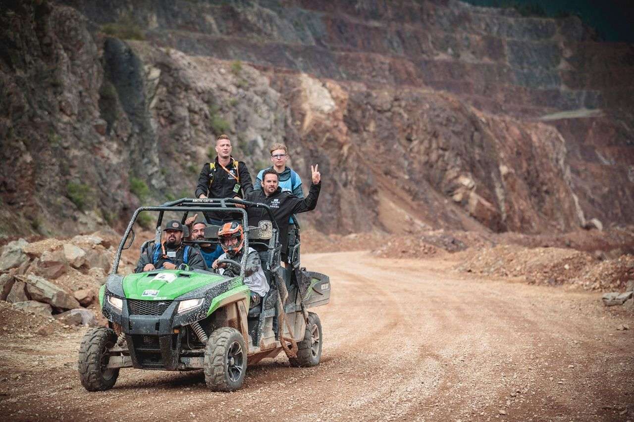 No man left behind. Mit der Arctic Cat kommt jeder Pressevertreter gemütlich dorthin, wo es den Fahrern weh tut und besonders schöne Fotos geschossen werden.