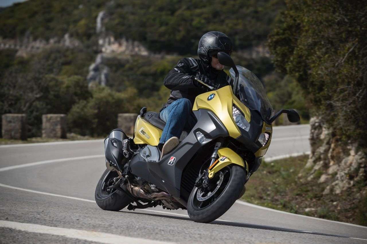 Bridgestone SC2 – gemacht für die sportlichen Maxi-Scooter wie etwa den BMW C 650 Sport.