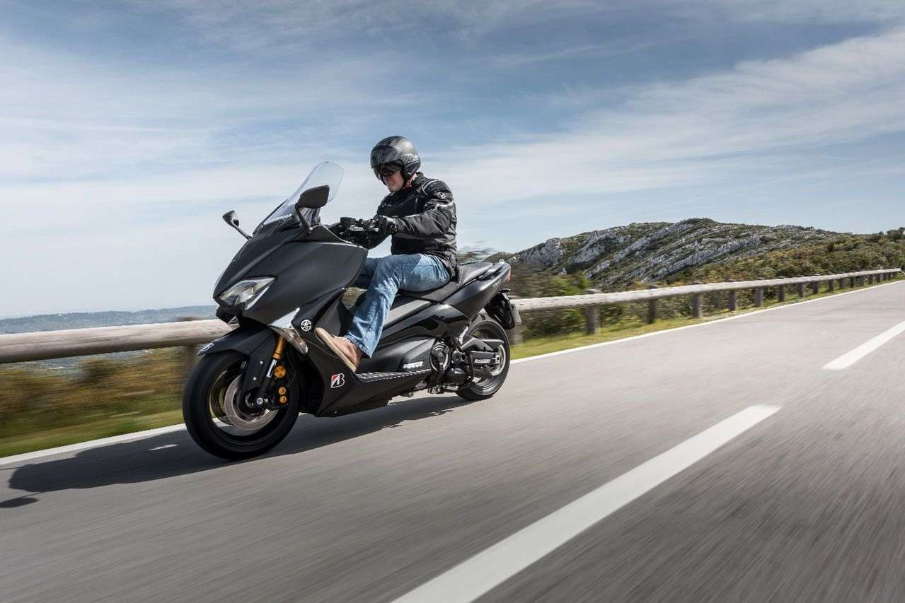 Bridgestone SC2 Rain: Perfekt für touren- und alltagstaugliche Roller wie den Yamaha TMAX DX.