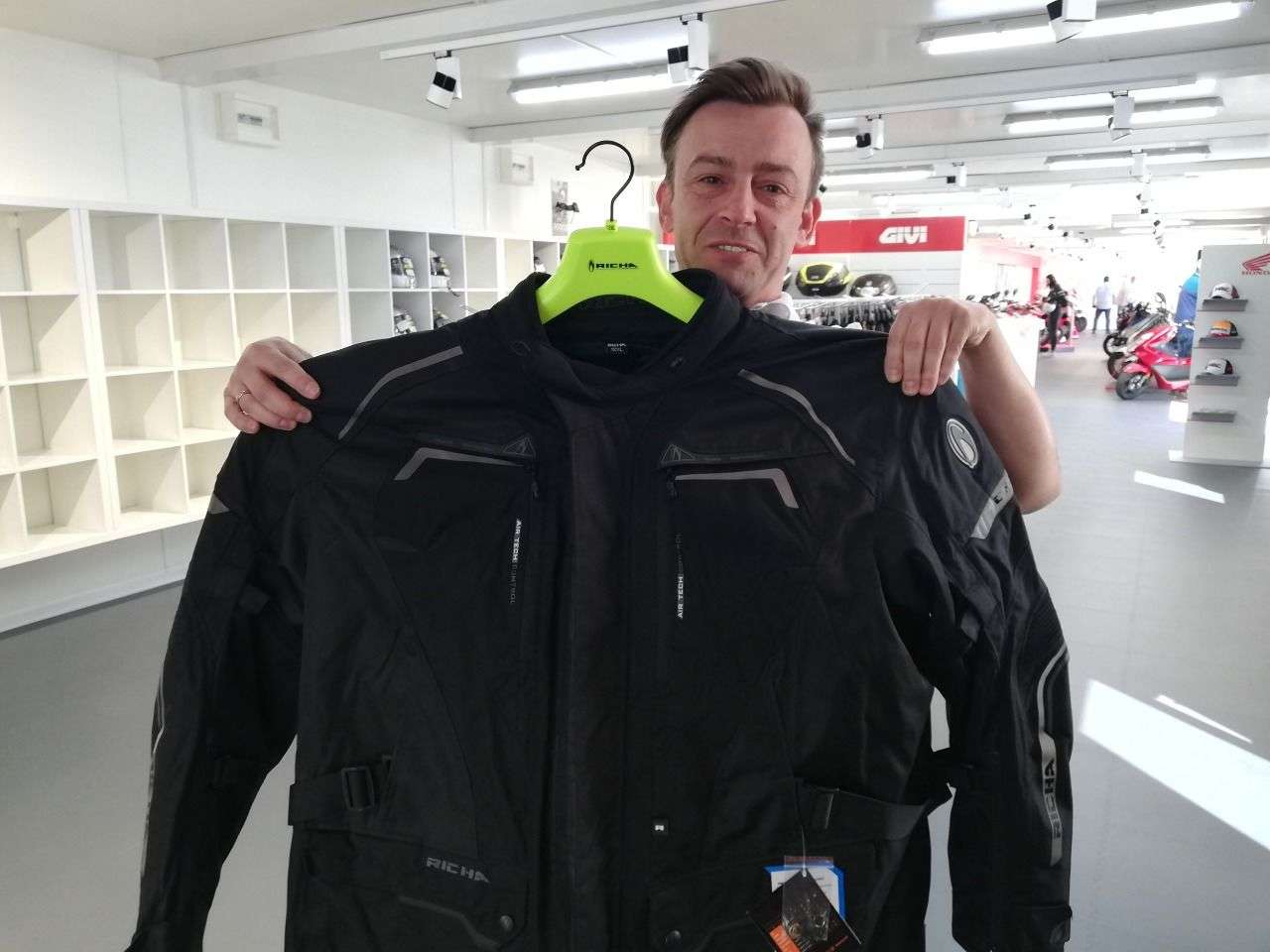 Mario Gretzel von Importeur Xajo stellte die Bekleidungskollektion der Marke Richa vor, die - wie im Bild - sogar Jacken in 14XL herstellt.