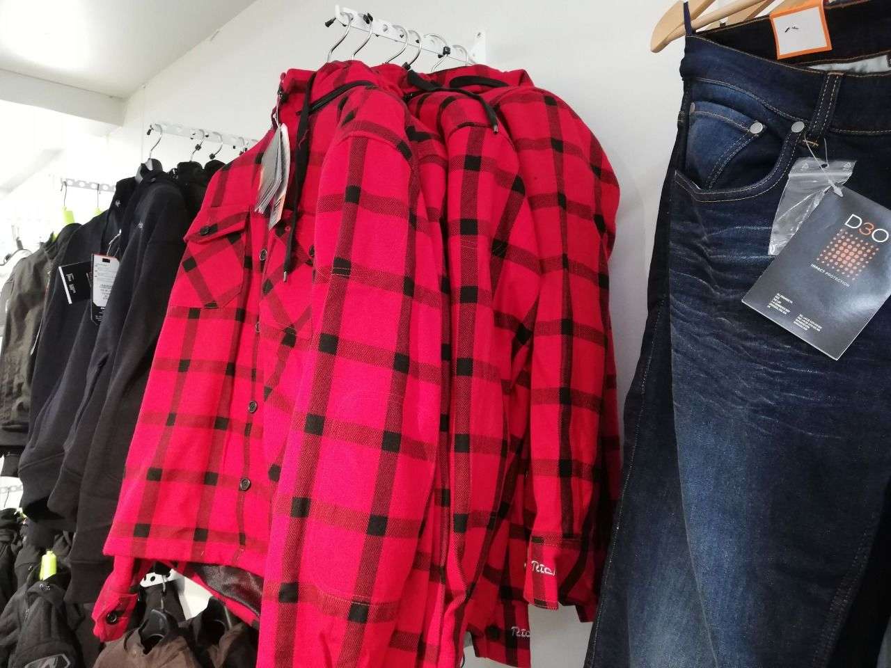 Neben Lederjacken und Textilkombis fertigt Richa auch Motorradjeans, Holzfällerhemden und Sweatshirts mit D3O-Protektoren.