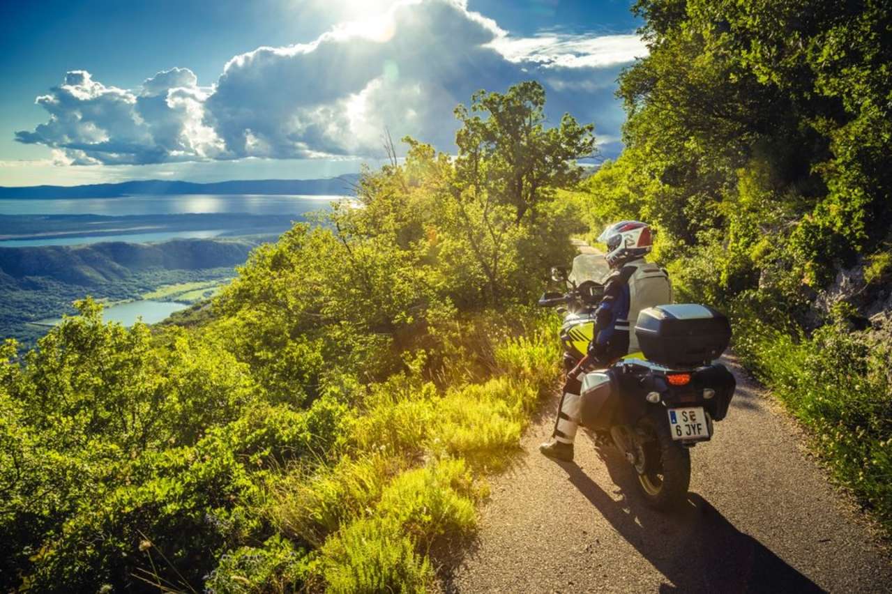 Der Lohn des Schottentrips ist ein fantastischer Ausblick auf die Karner Bucht. Hinunter geht’s wieder auf Asphalt.