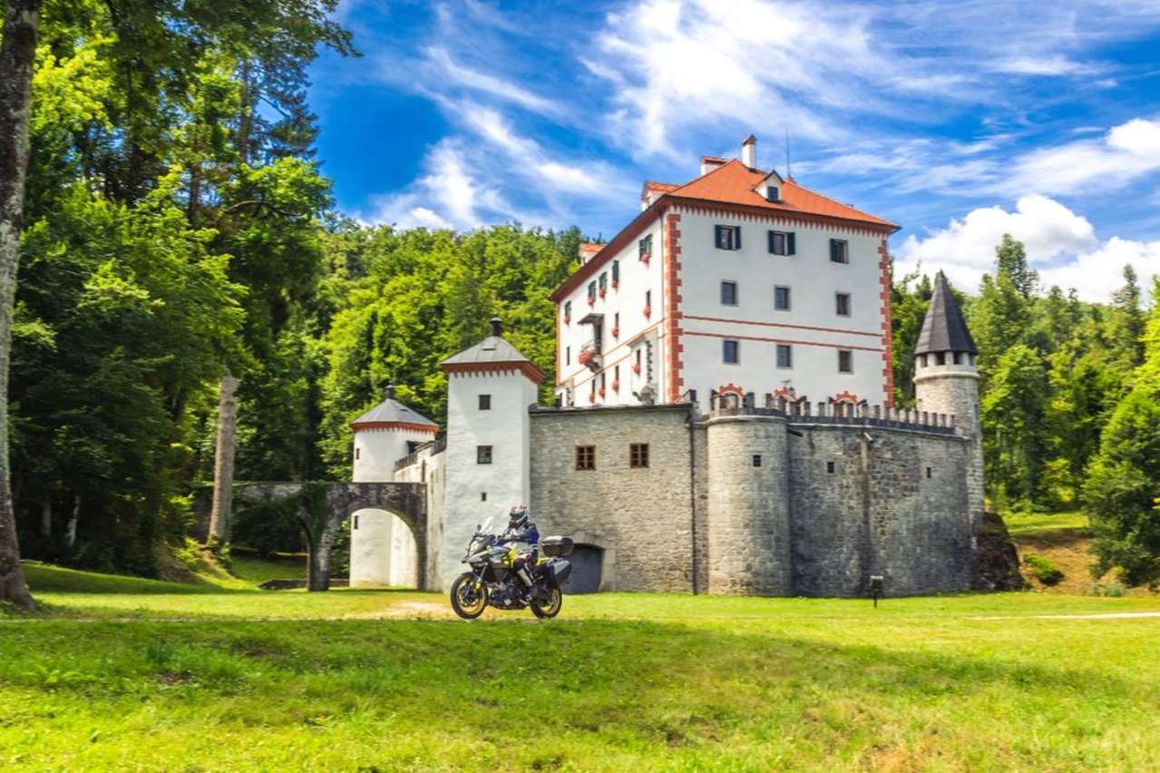Lohnenswerter Abstecher am Rückweg: das Schloss Sneznik (Schneeberg) in Kozarisce.