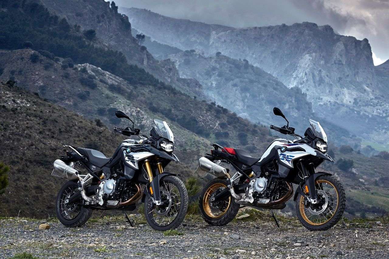 Auch neu bei der BMW F 850 GS: Es gibt die von der großen GS bekannten Style-Varianten namens Exclusive (links) und Rallye (rechts). Kostenpunkt jeweils 290 Euro.