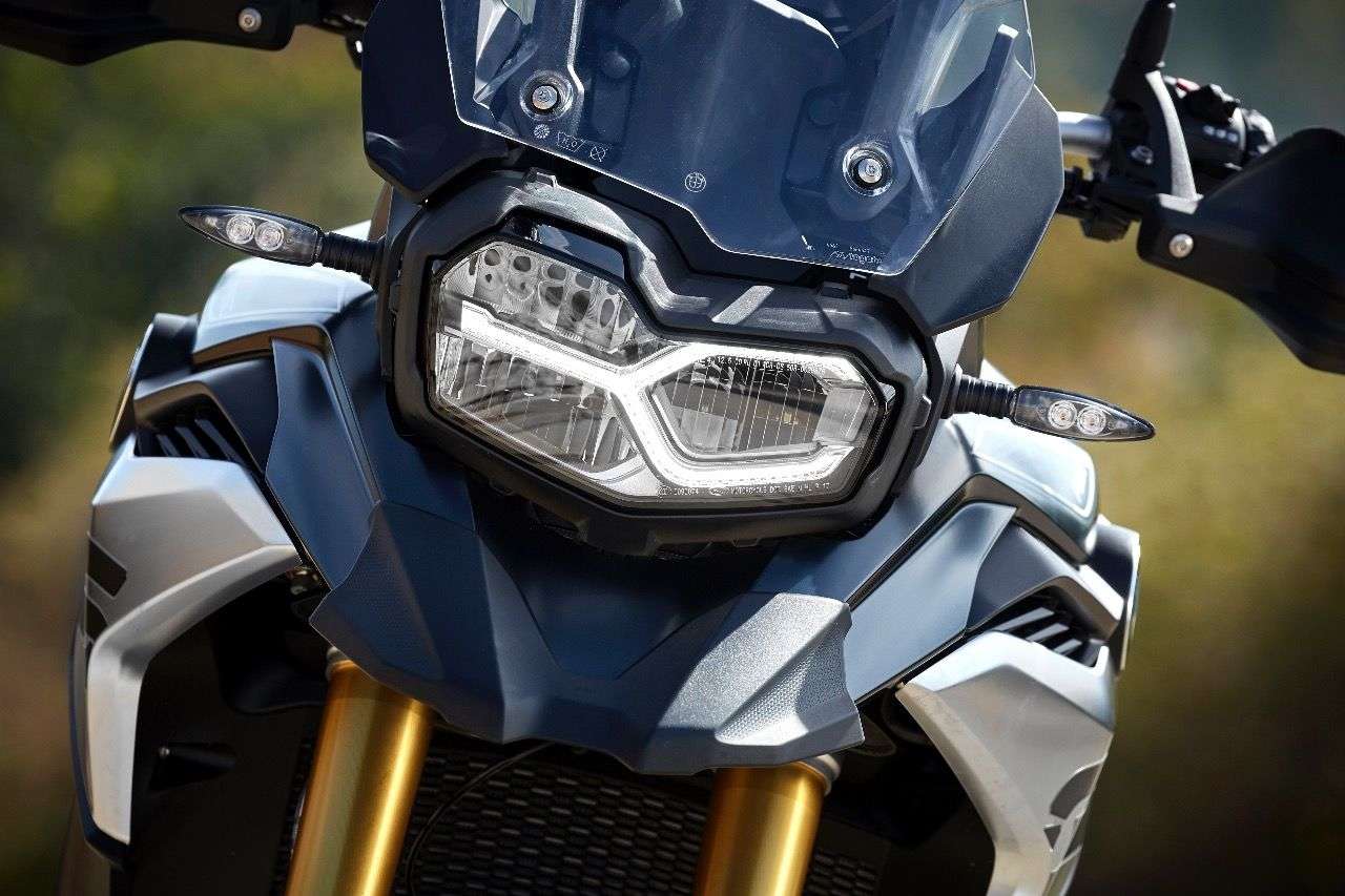 LED-Scheinwerfer sind serienmäßig, das Y-förmige LED-Tagfahrlicht kostet bei der F 850 GS extra.