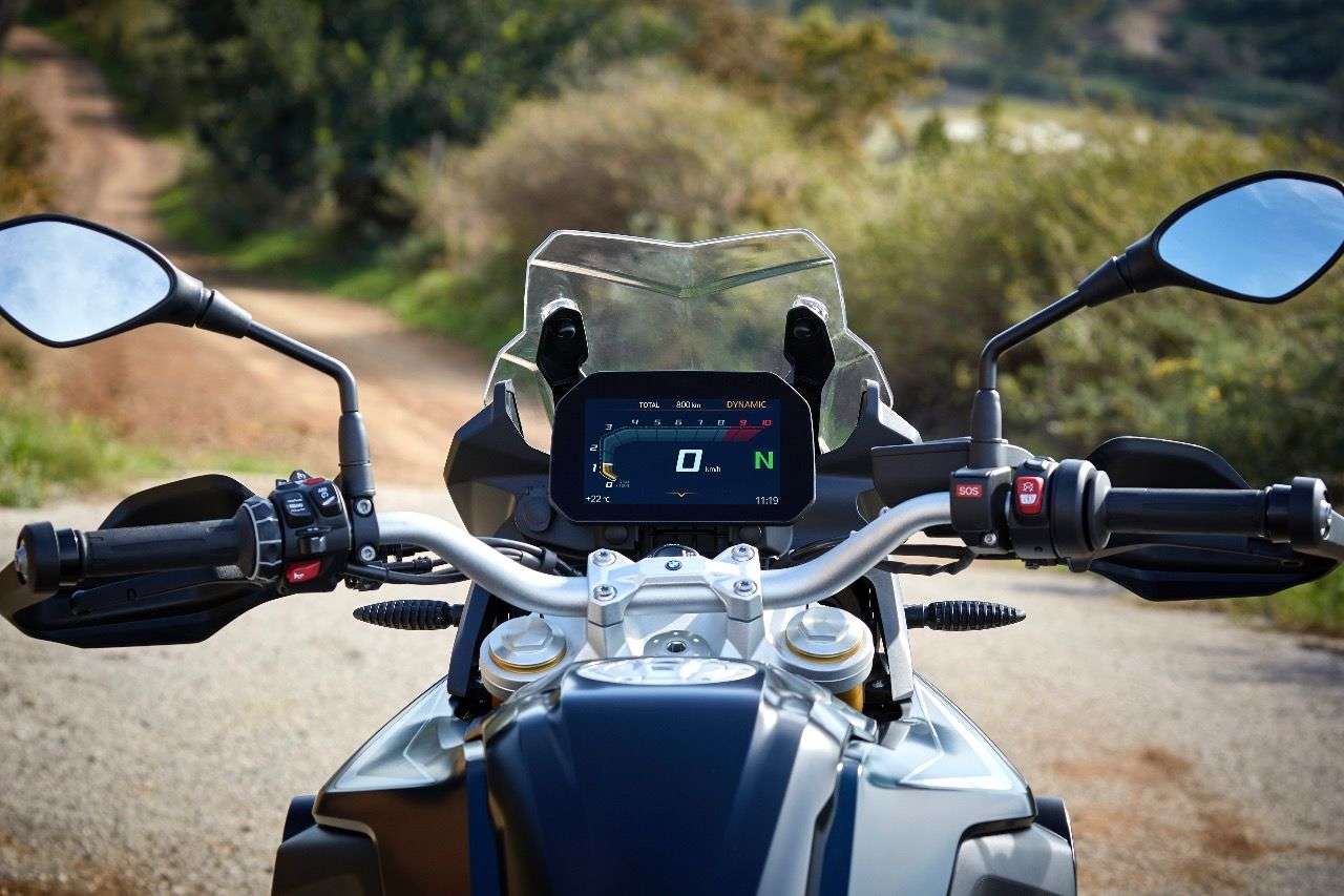 Das Connectivity-Display an der neuen F 850 GS ist ziemlich dominant, erfüllt seine Aufgabe aber exzellent.