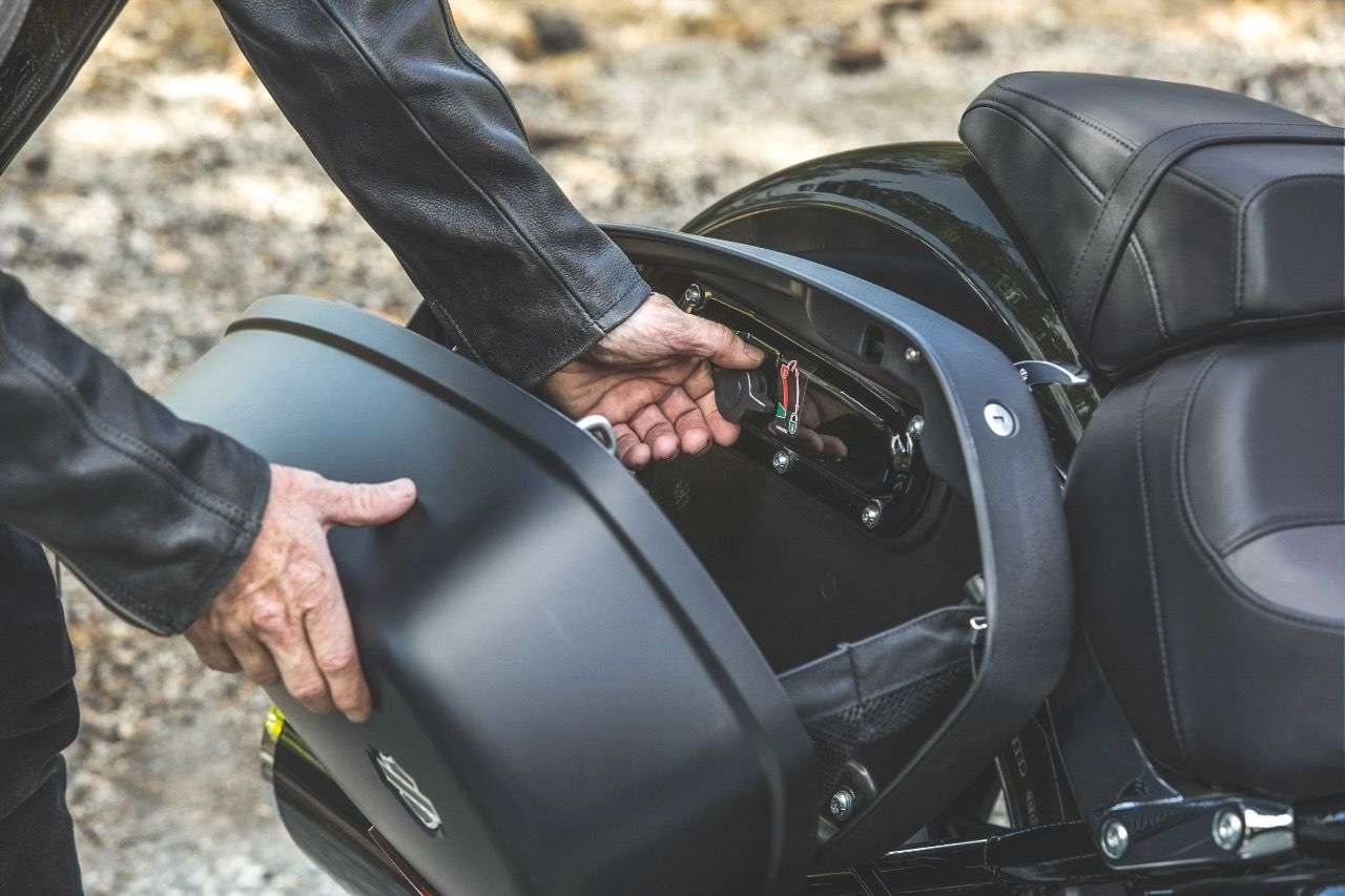 Harley Sport Glide: Öffnen der Koffer mit Einhand-Hebel (l.), ein Riegel im Inneren ermöglich das Demontieren des gesamten Koffers.