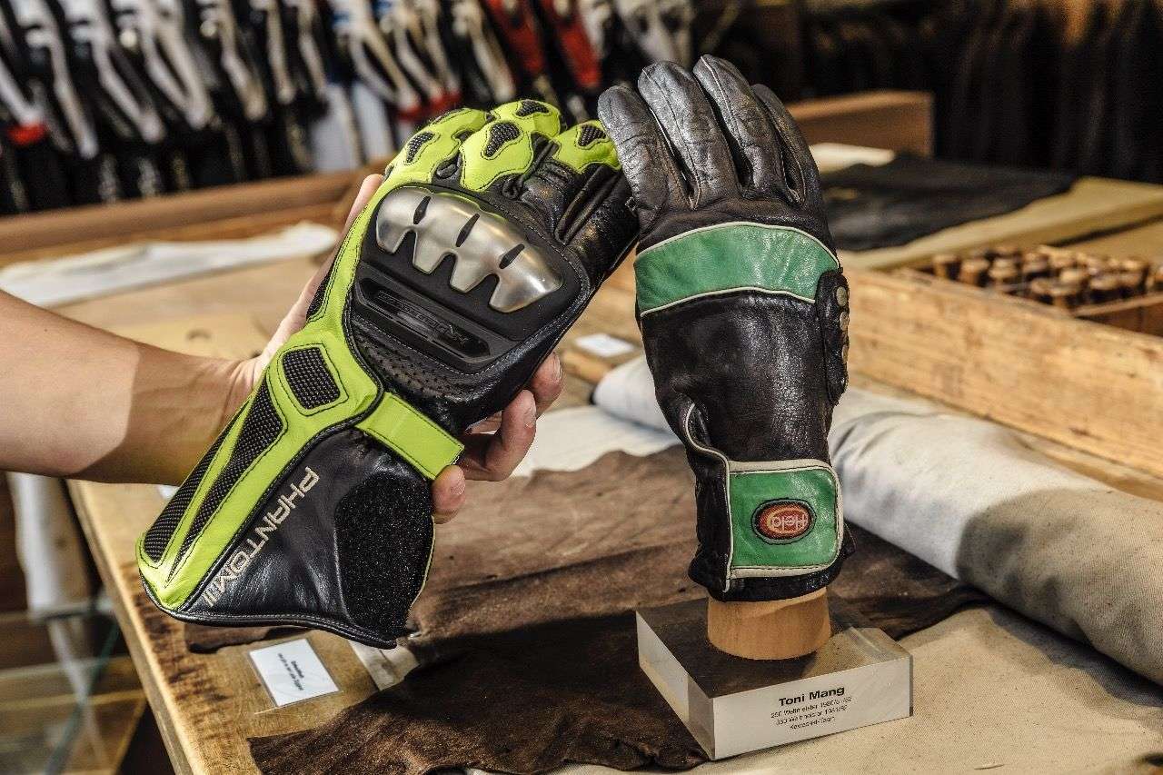 Wie die Zeit vergeht! Ganz rechts der epochale Racing-­Handschuh, den Held 1983 ­gemeinsam mit Fünffachweltmeister Toni Mang entwickelte, links der aktuelle Phantom II.