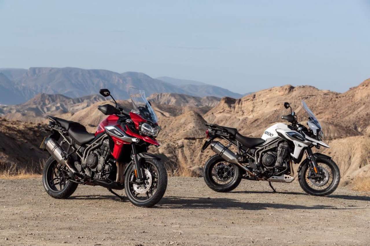 Triumph Tiger 1200 XRt (rot, € 21.850,-) & XCa (weiß, € 22.950,-)