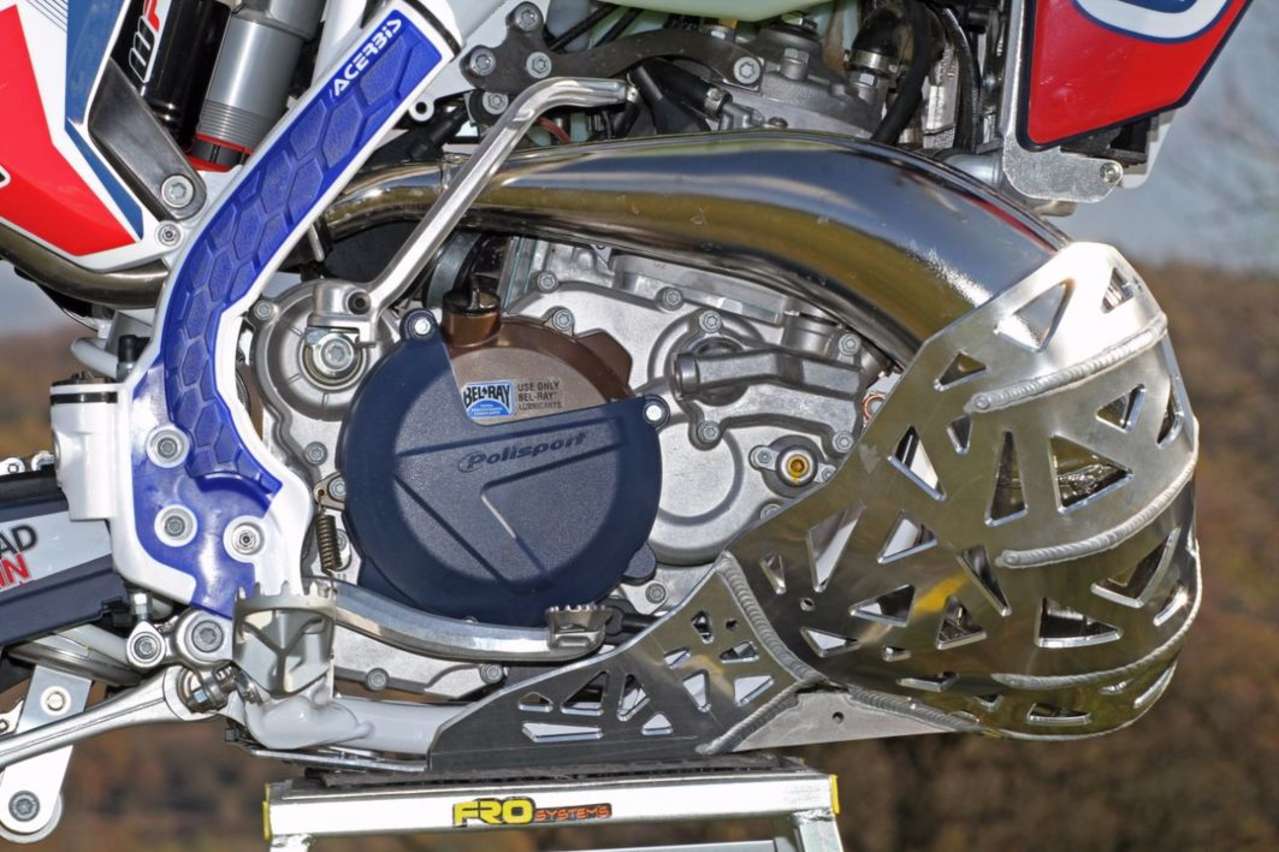 Polisport Kupplungsdeckelschutz. Motorschutz und Kühlerschutz erhältlich bei MXG Parts