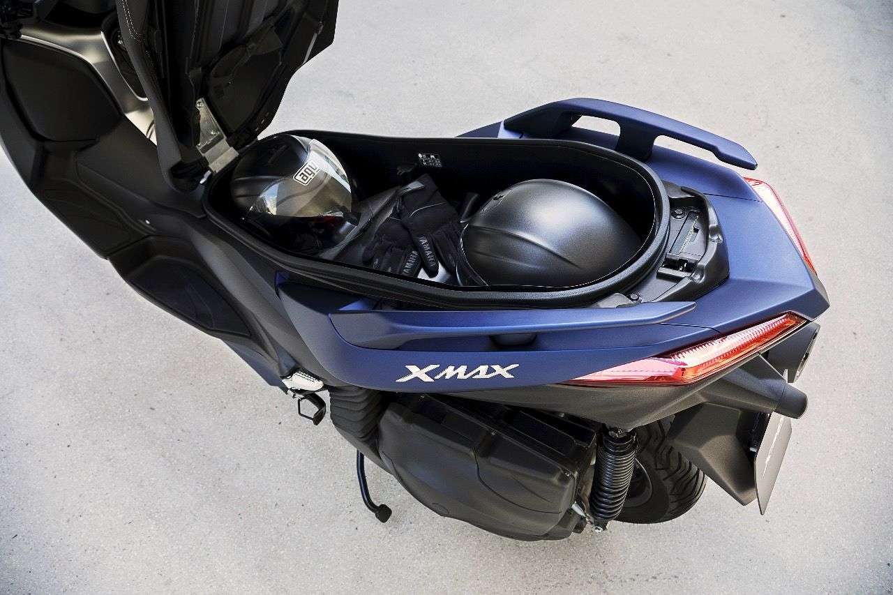 Der Stauraum des Yamaha X-MAX 400 ist über alle Zweifel erhaben: Zwei Helme plus Kleinzeugs passen locker hinein, ein LED-Licht sorgt für Freude bei Dunkelheit.
