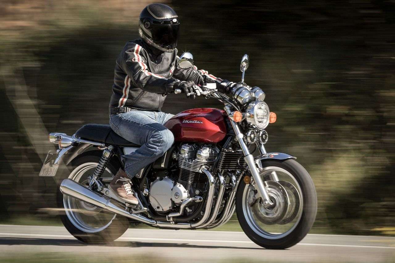 Honda CB1100EX: Ein edler Klassiker, der nicht nur ältere Motorradfahrer ins Schwärmen bringt. Ewig geil: die vier Auspuffkrümmer.