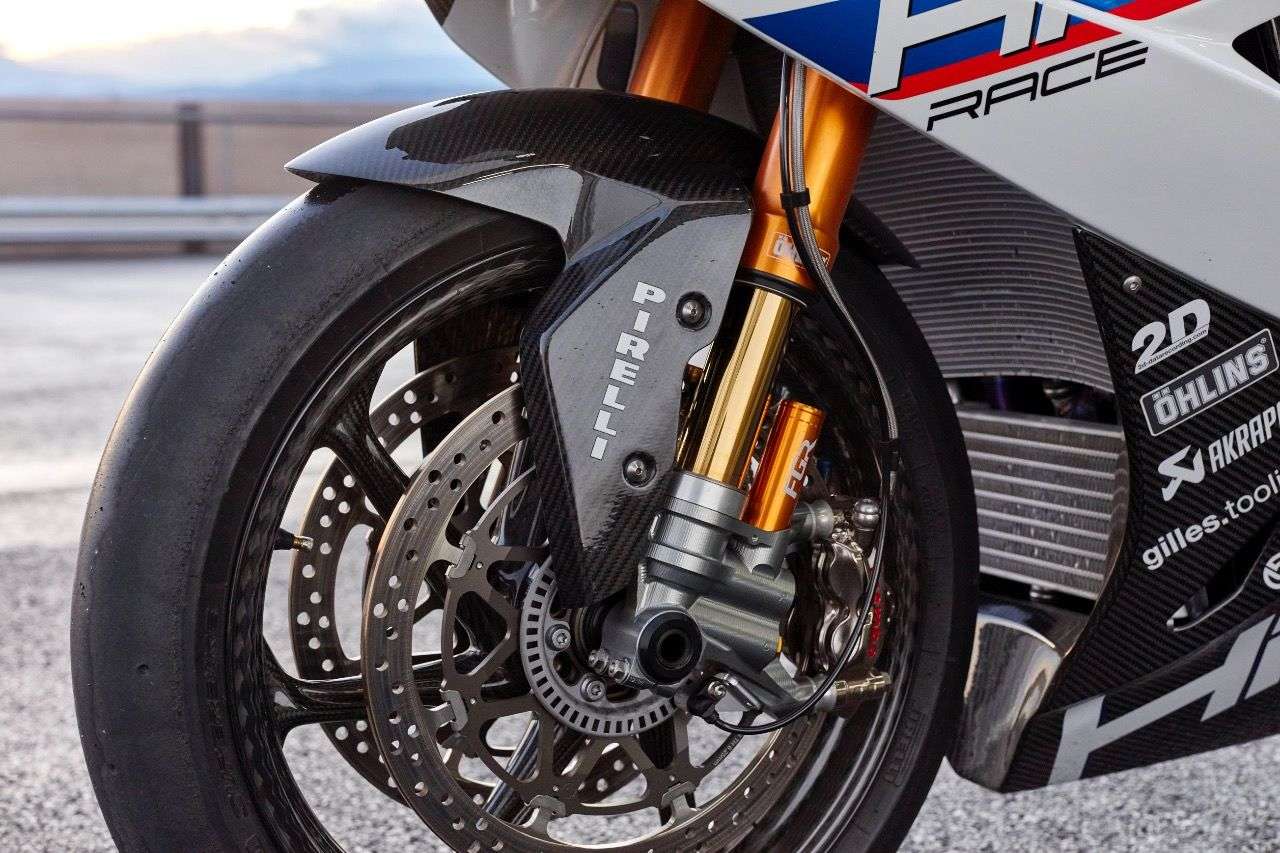 Carbon-Felge, Öhlins-Gabel mit WSBK-Technologie, rennerprobte Brembo-Premium-Komponenten: Die BMW HP4 Race hat alles.