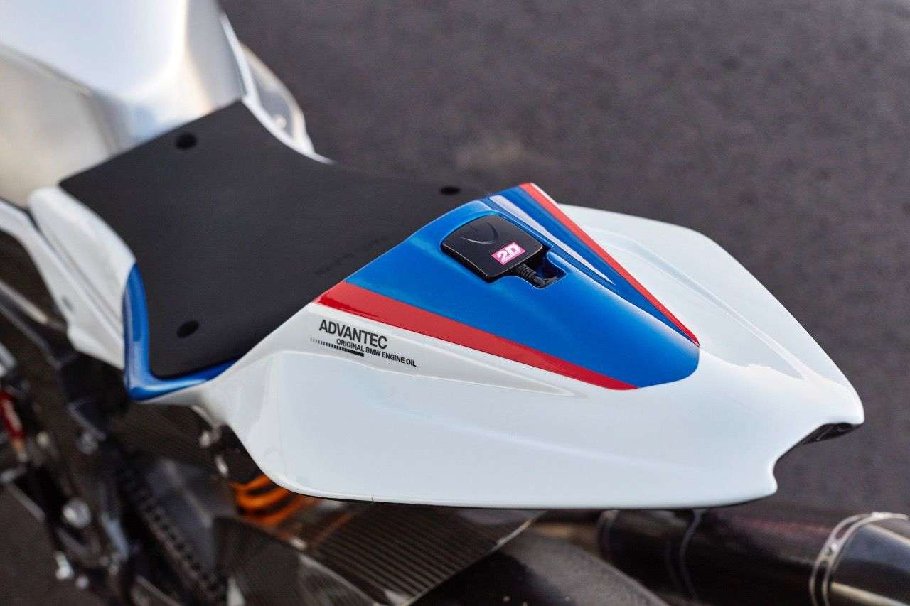 Das an vier Punkten angeschraubte Carbon-Rahmenheck der BMW HP4 Race lässt sich dreifach verstellen, die Sitzhöhe damit deutlich verändern.