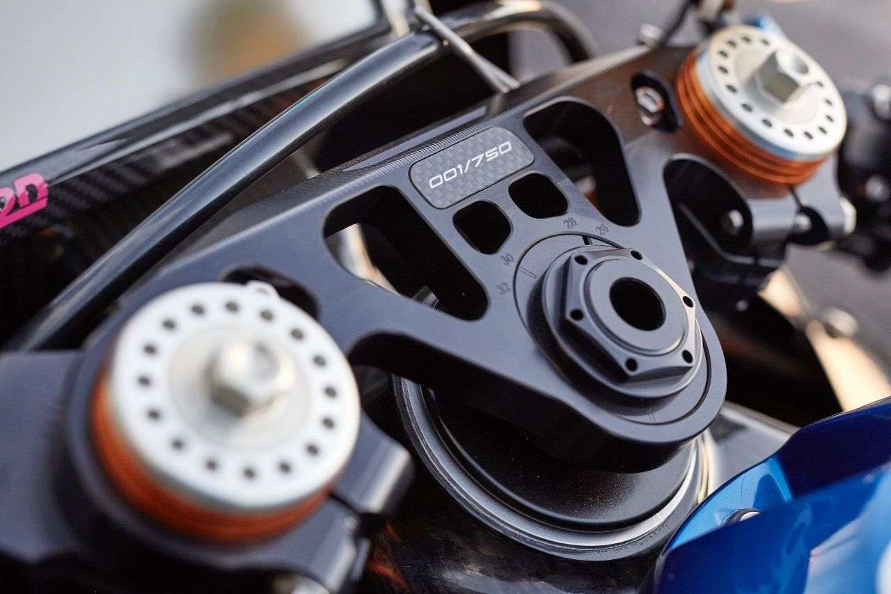 Dezenter Hinweis auf der oberen Gabelbrücke: Die Seriennummer der BMW HP4 Race auf einem Carbon-Schildchen.