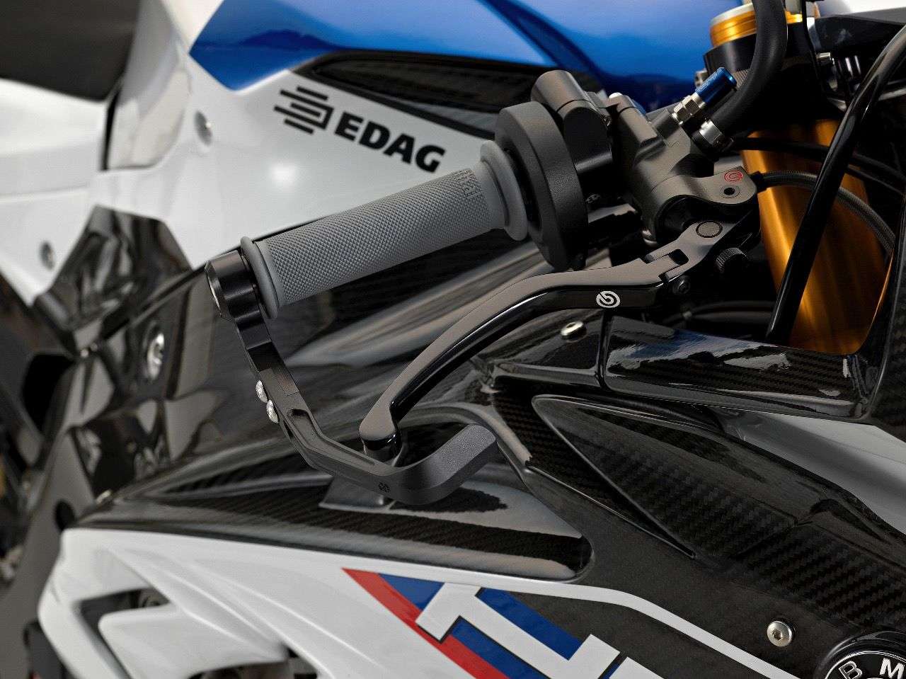 Feinste HP-Racing-Teile, wohin das Auge blickt. Sollte man damit durchs Kiesbett schreddern, hat man ein Vermögen in den Sand – Pardon, Kies – gesetzt.