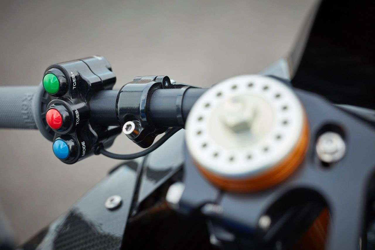 Drei farbige Knöpfe jeweils links und rechts am Lenker. Links justiert man DTC und EBR, rechts sind Killschalter, Startknopf, Pit Lane Limiter und Fahrmodi.
