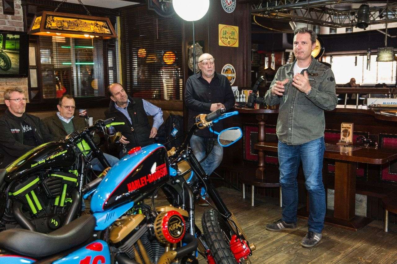 Dr. Christian Arnezeder, Harley-Boss für Österreich und Deutschland, begrüßt die Teilnehmer.