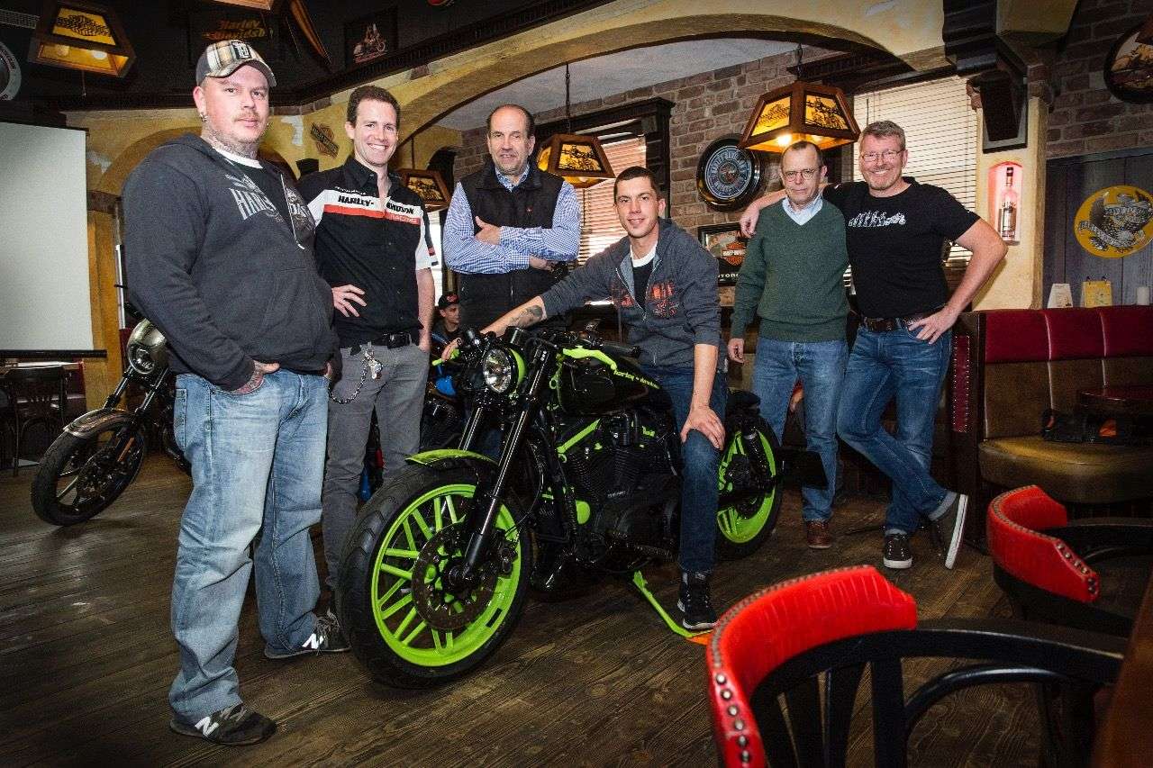 Das Linzer Team mit ihrem giftgrün-schwarzem Dragster und den Juroren.