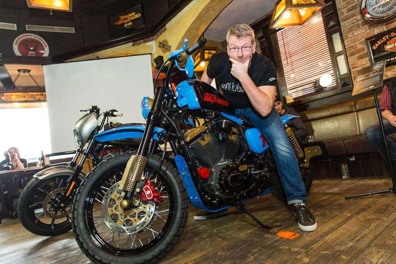 Das farbenfrohe Grazer Bike macht eine Harley Roadster zum Dirt-Tracker.