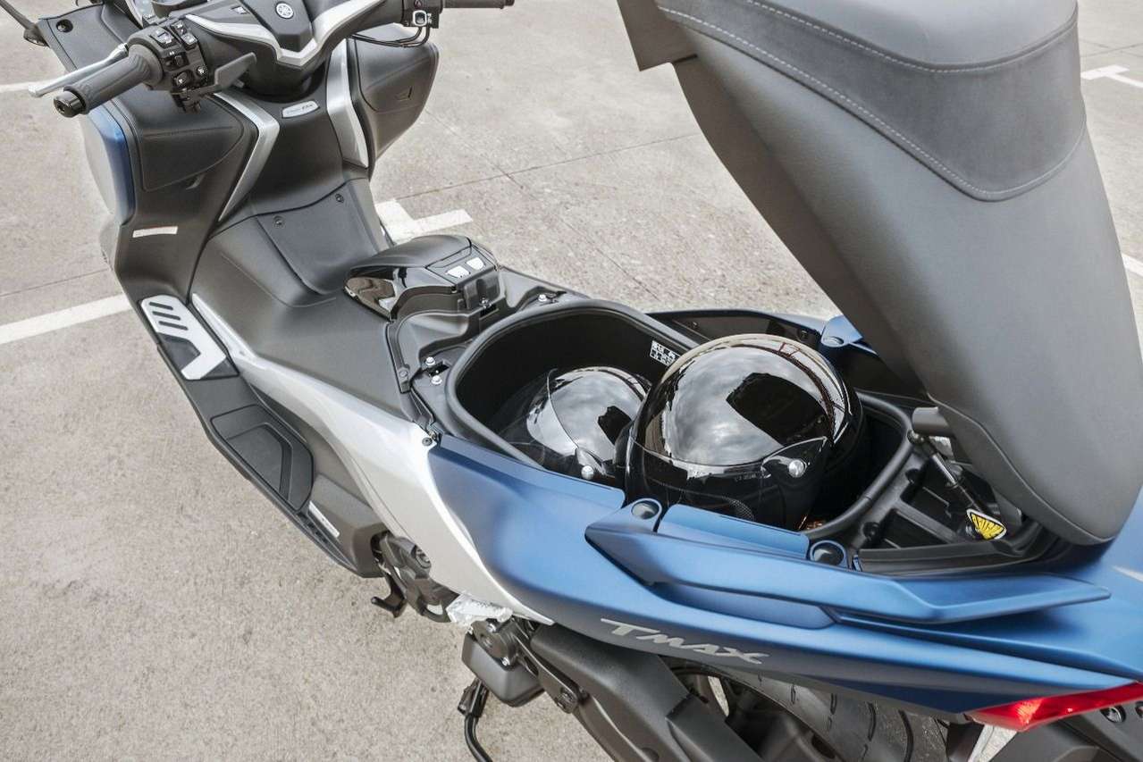 TMAX 2017: Genug Platz für 2 Helme
