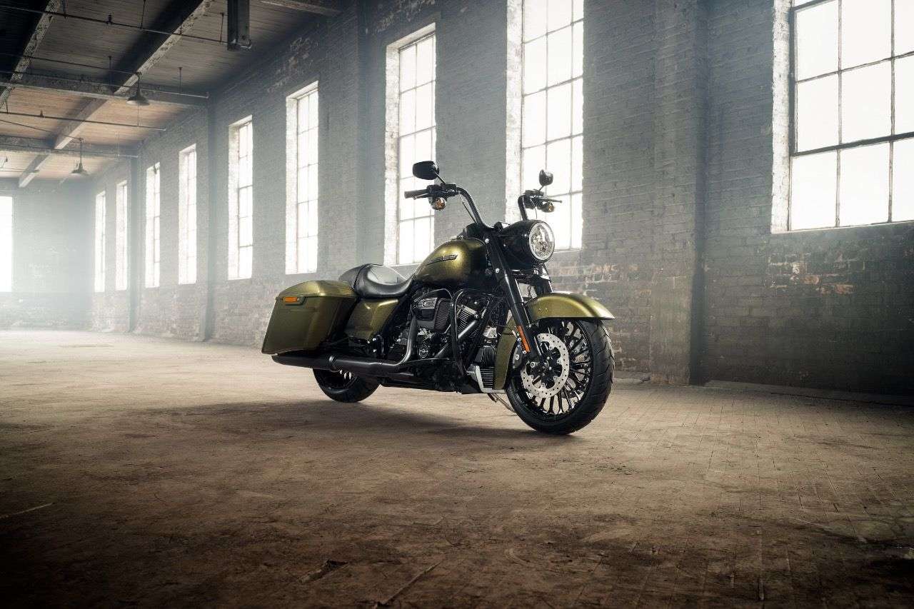 Harley-Davidson Road King Special: Die dritte Variante des Straßenkönigs, diesmal als „niedriger, finsterer Factory-Custom-Bagger“.