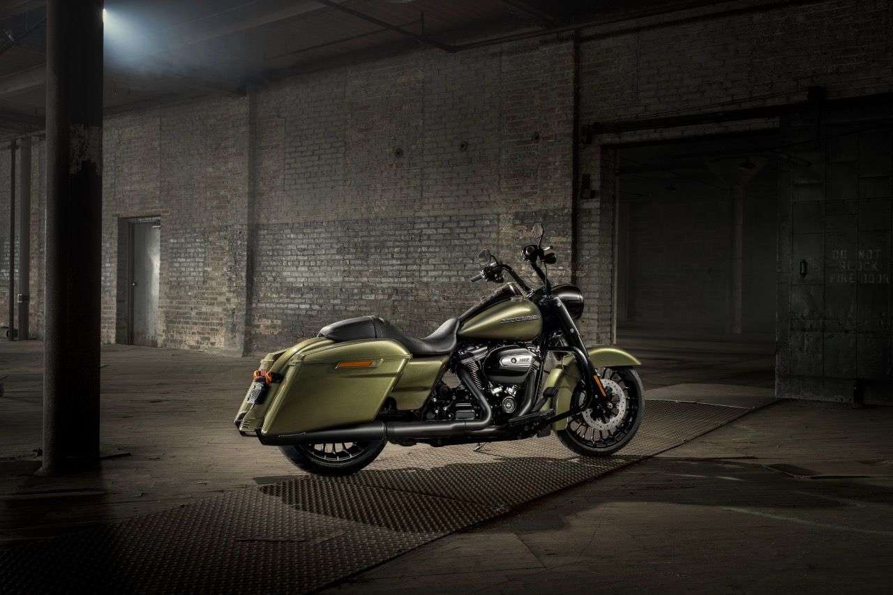 Auch von hinten ein geiler Look: Die Harley Road King Special kommt mit verlängerten Koffern und einem 18-Zoll-Hinterrad.
