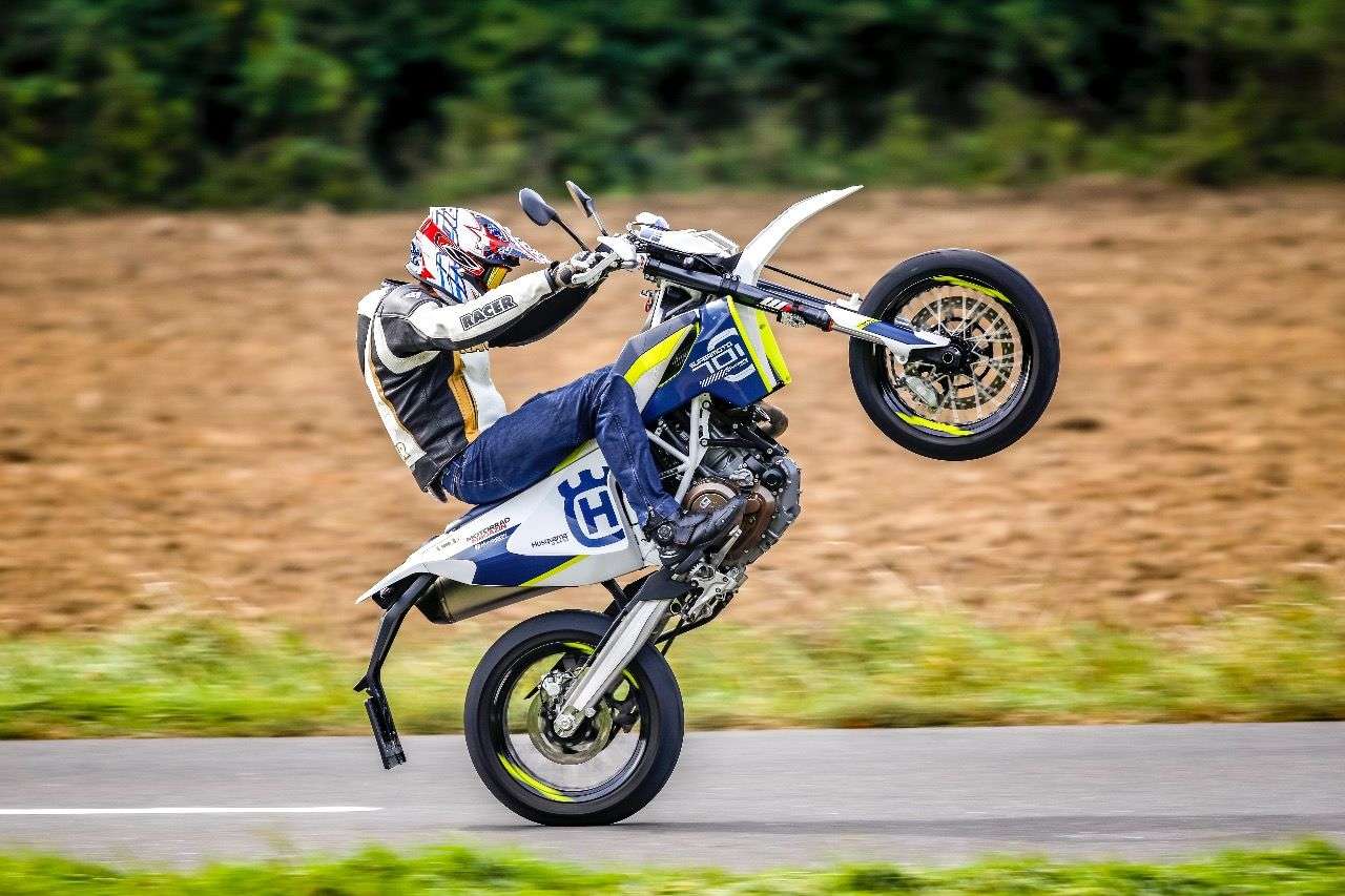 Хускварна 701 супермото. Husqvarna 701 Supermoto 2020. Husqvarna SM 701. Хускварна 701 супермото стант. Husqvarna 701 SM 2016.